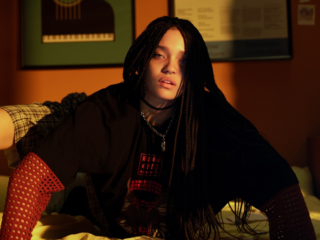 Sara James podnosi temat zdrowia psychicznego młodych ludzi w swoim najnowszym singlu „PSYCHO”, dzień po Światowym Dniu Zdrowia&nbsp;Psychicznego