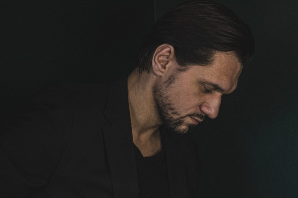 Maciek Starnawski z retrospektywną „Balladą” – szczery zapis życiowych&nbsp;doświadczeń