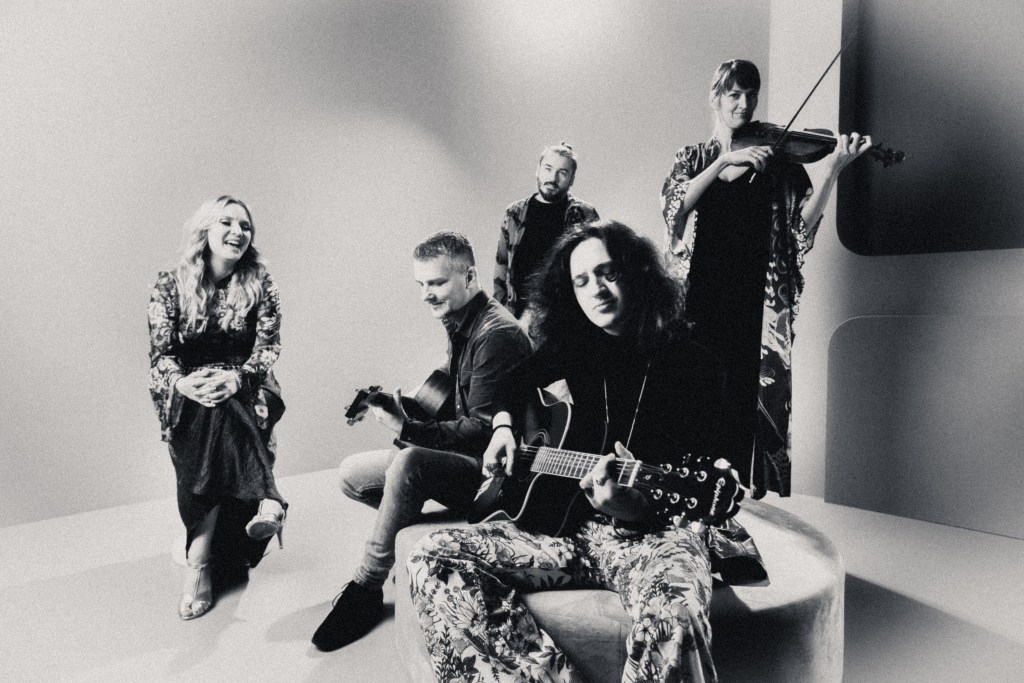 The Riverose debiutuje singlem „No Surrender” – indie-rockowym hymnie o sile i&nbsp;wolności