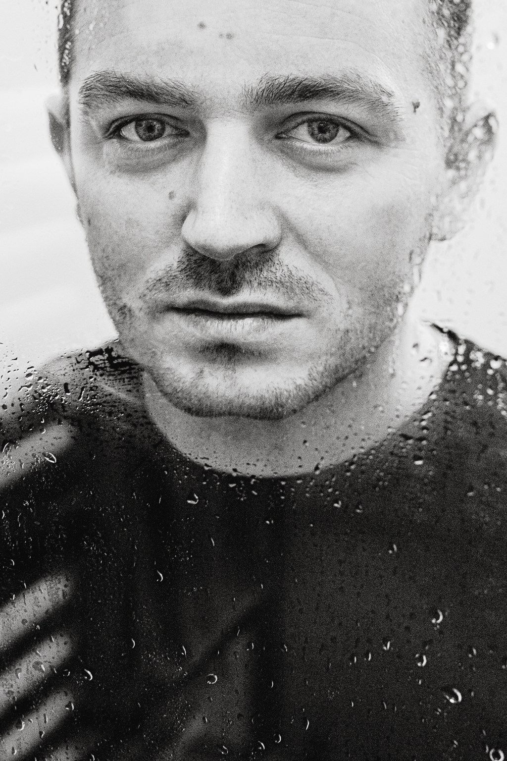 Mariusz Świetlik debiutuje ze wzruszającym utworem: „Nie Ten Sam” – emocjonalna podróż przez stratę i&nbsp;nadzieję