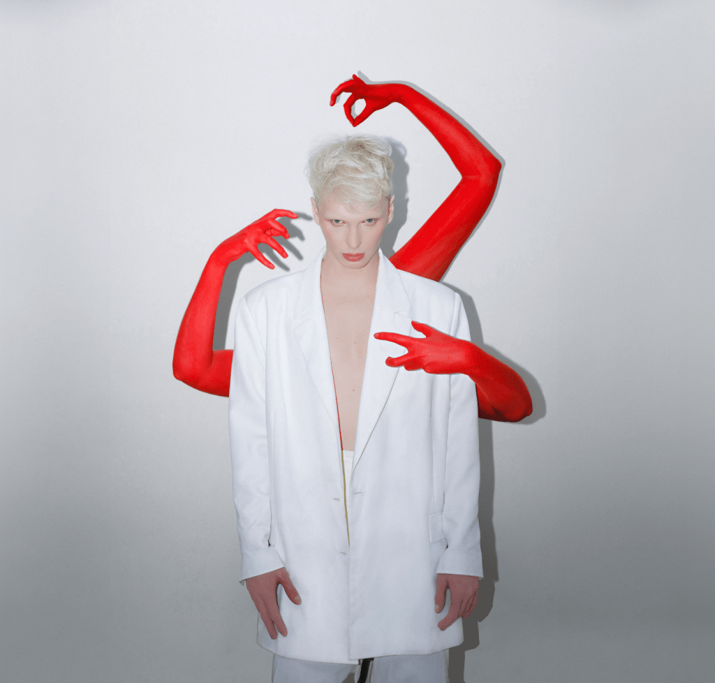 W piekle boją się, że przejmie władzę! Madox w tańcu z&nbsp;diabłem