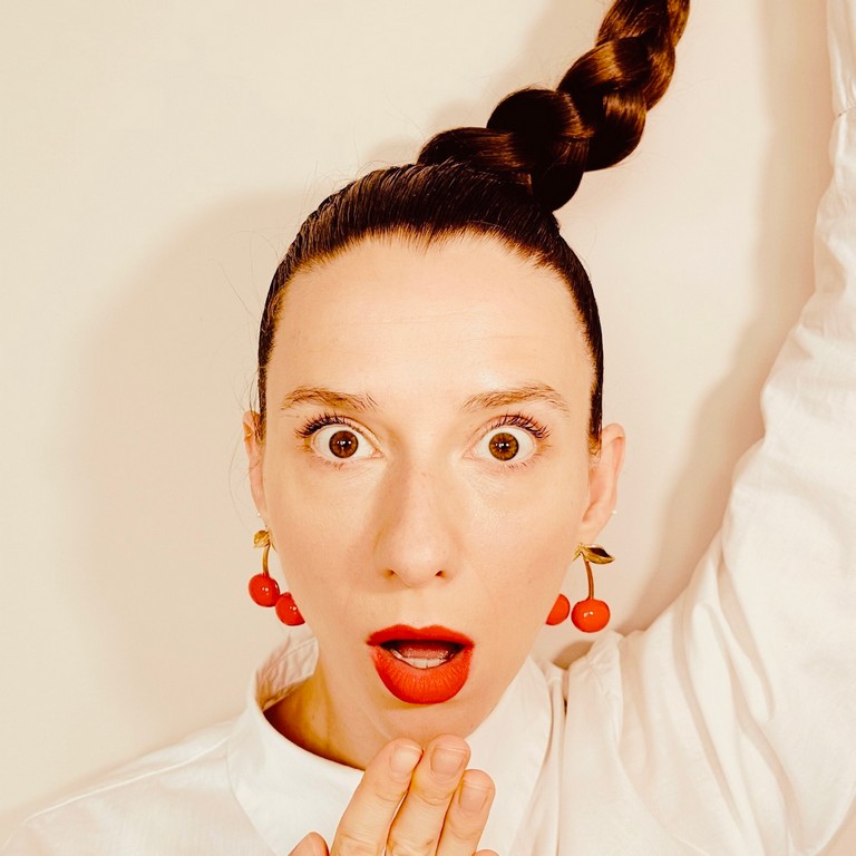 Aga Laura w szalonym, słodko-kwaśnym singlu „Wisienka Na&nbsp;Torcie”