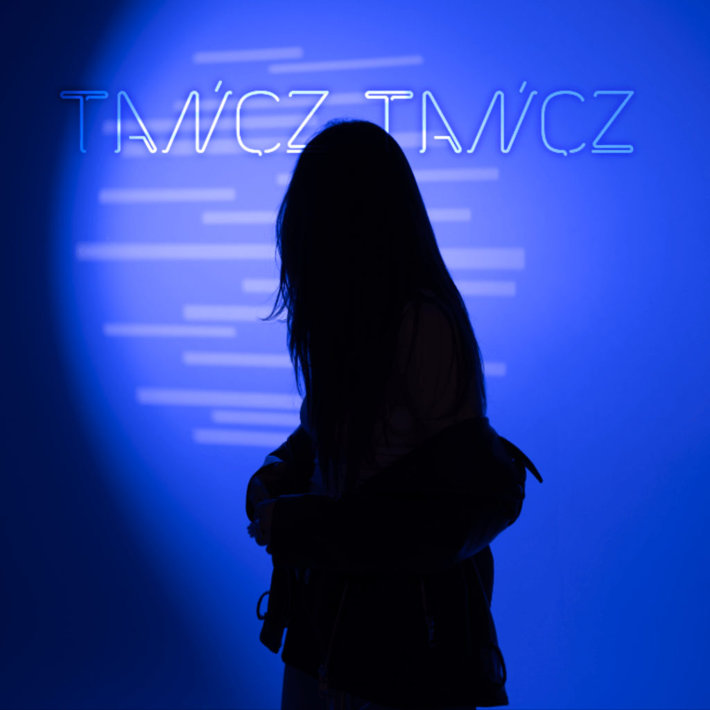 Pop z duszą – jak Karolina Charko zamieniła ból w energię, w nowym singlu „Tańcz,&nbsp;tańcz”