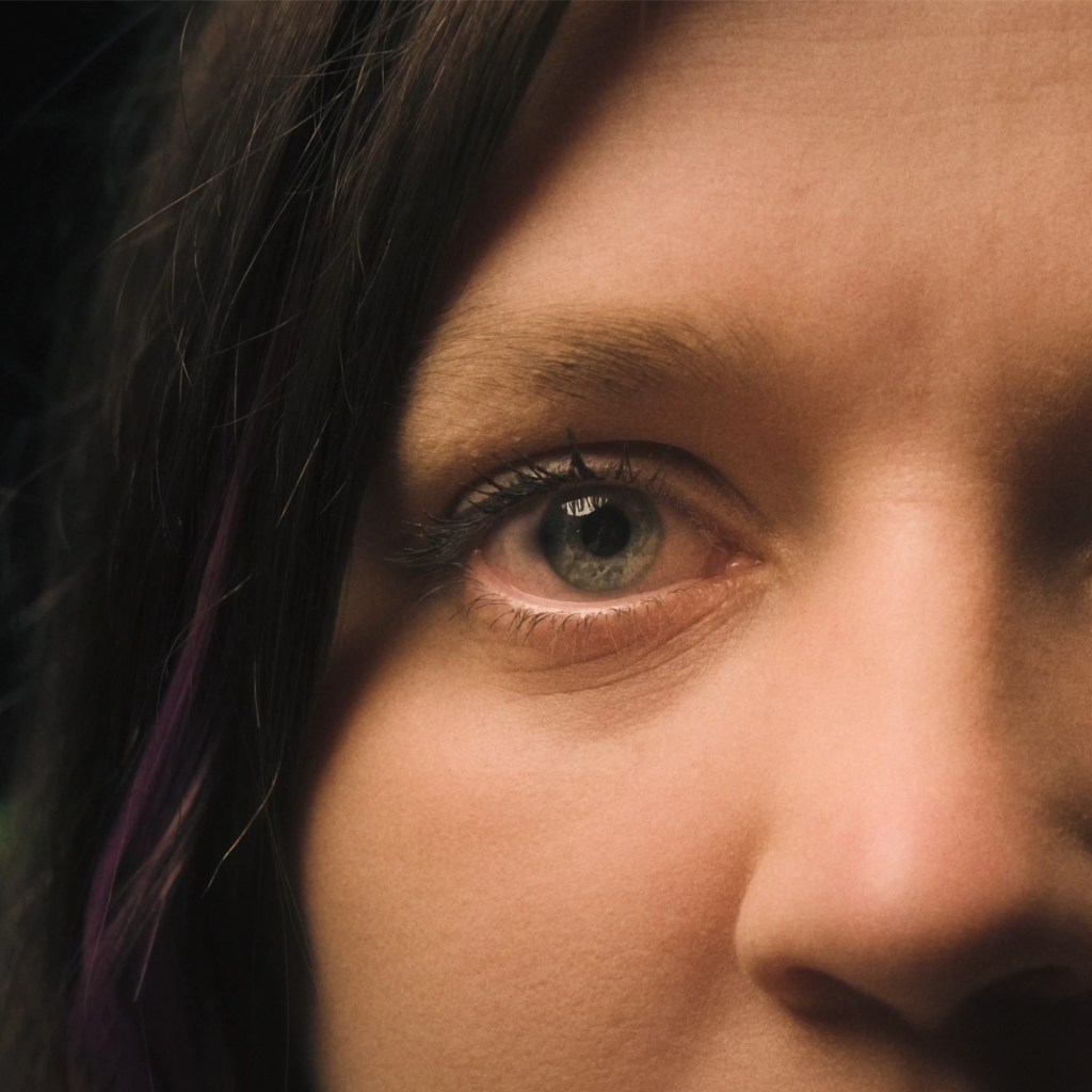 “Nie wiedziałam”, zwierza się w najnowszym singlu Angelika Irauth – tęsknotę i ból można zamienić w&nbsp;siłę