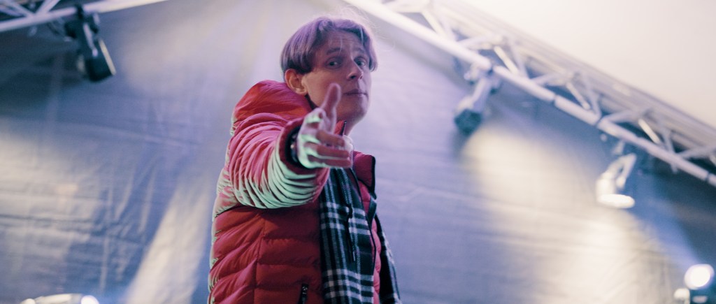 Kacper Kortz  singiel „W ten czas” — osobistą opowieść o&nbsp;bliskości